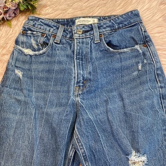 Abercrombie & Fitch High Rise Mom Jean Distressed Curve Love sz 25 - Picture 2 of 10